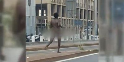 Il video: un uomo nudo fa jogging tra le macchi...