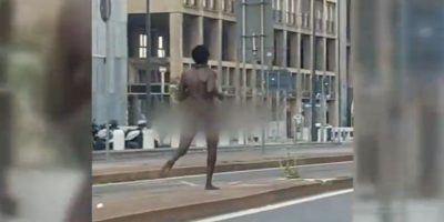 Il video: un uomo nudo fa jogging tra le macchi...