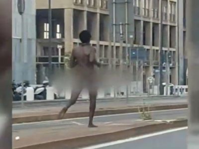 Il video: un uomo nudo fa jogging tra le macchine a Milano