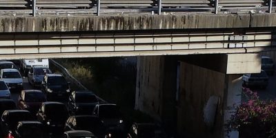 Tenta di gettarsi dal ponte ma viene bloccato d...