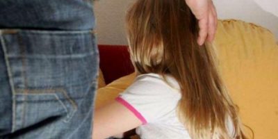 Violentano in tre una 15enne, arrestati dai car...