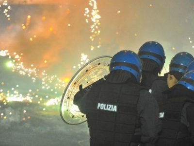 Scontri nella notte a Chiomonte, razzi e petardi contro la polizia