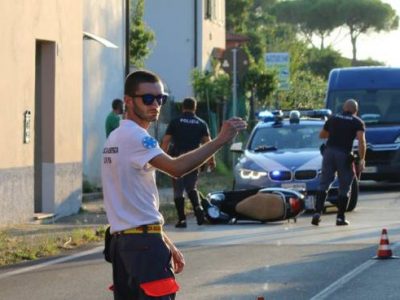 Scontro tra scooter e auto: perde la vita diciassettenne