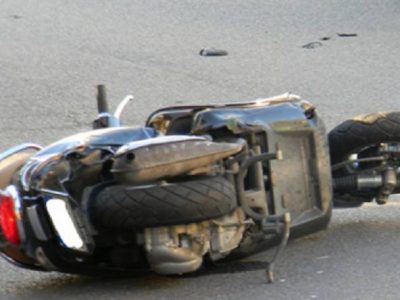 Ragazza sbalzata dallo scooter dell’amico muore nell’impatto