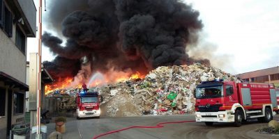 Brucia dalle prime luci dell’alba deposit...