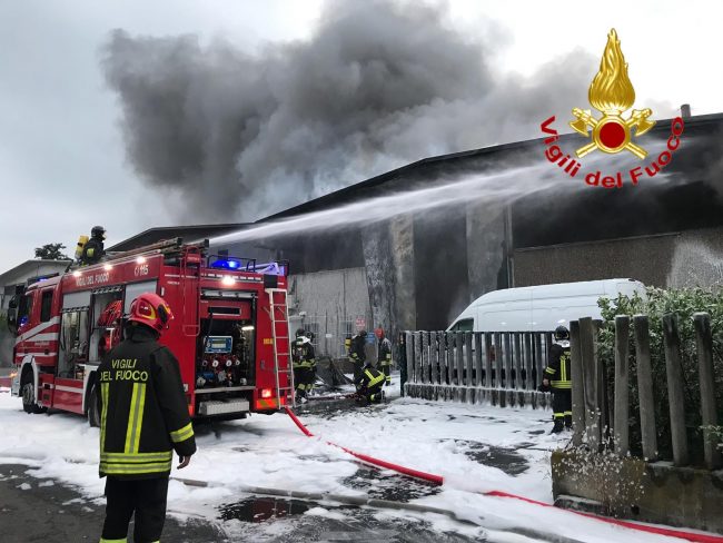 brucia deposito stoccaggio rifiuti