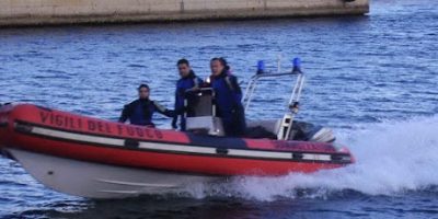 Sommozzatori salvano bimba e bagnino in diffico...