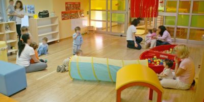 Schiaffi e pizzicotti ai bimbi, maestra interde...