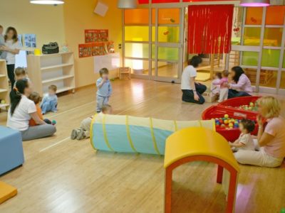 Schiaffi e pizzicotti ai bimbi, maestra interdetta per 12 mesi dalla professione