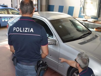 Spacciatore spara dal balcone a due suoi “clienti” ferendoli