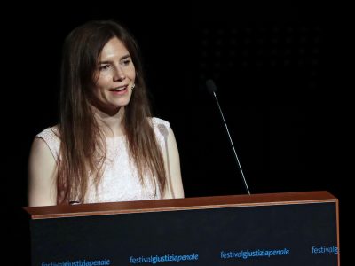 Amanda Knox non ha i soldi per sposarsi e lancia una raccolta fondi