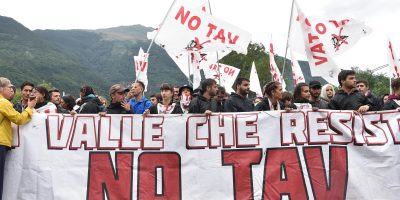 Corteo ‘No Tav’ forza il blocco, la...