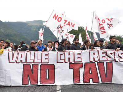 Corteo ‘No Tav’ forza il blocco, la polizia risponde con i fumogeni