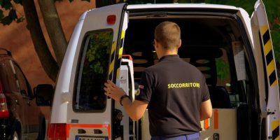 Senza fissa dimora pestato e bruciato da una ga...