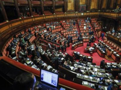 Manovra, M5s presenta 400 emendamenti: dal canone Rai alla plastic tax