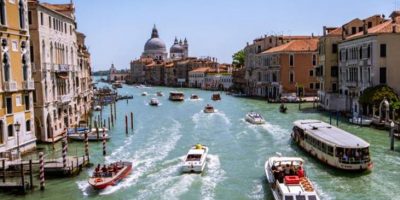 Da lunedì targhe alterne anche nei canali di Ve...