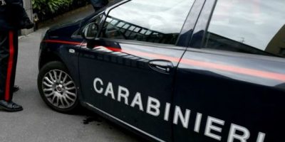 Reagisce a rapina per difendere la ragazza, ma ...