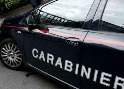 Reagisce a rapina per difendere la ragazza, ma gli sparano alla testa