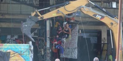 Bologna, dopo lo sgombero del centro sociale tr...