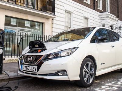 Regno Unito, più colonnine per la ricarica elettrica che benzinai