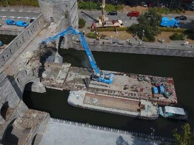 Belgio, le navi non passano sotto il ponte gotico: si abbatte