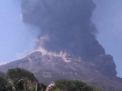 Nuova eruzione a Stromboli, cresce la paura: il video