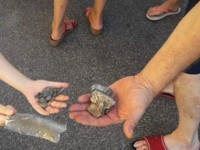 Fiumicino, piovono pezzi di Boeing su case e auto: nessun ferito