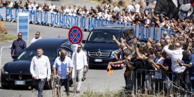 Roma, cori e saluti romani al funerale dellR...