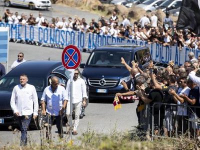 Roma, cori e saluti romani al funerale dell’ultras Diabolik