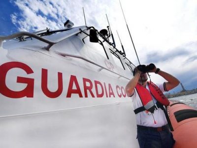 Salvato nello Stretto di Messina: era su un materassino