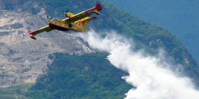 Incendi al Centro e al Sud: interventi aerei in...