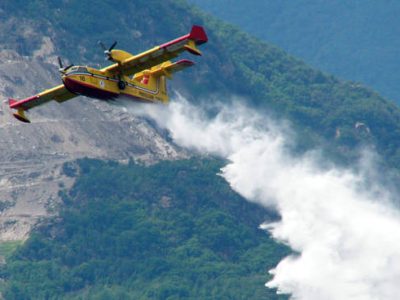 Incendi al Centro e al Sud: interventi aerei in sei regioni