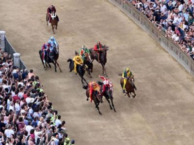 Siena, va all’Aquila la prima prova del Palio dell’Assunta