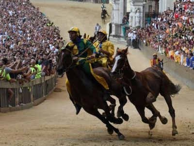 Il cavallo “scosso” della Selva vince il Palio di Siena