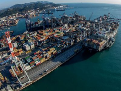 Migranti nascosti nell’intercapedine di una nave: li salvano i pompieri