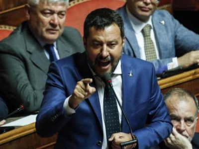 Salvini: “L’aumento dell’iva? È un alibi per non lasciare le poltrone!”