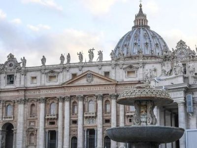 Minaccia di darsi fuoco in piazza San Pietro: bloccato dalla polizia