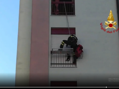 Gattino impigliato nello stendibiancheria, salvato dai Vigili del Fuoco