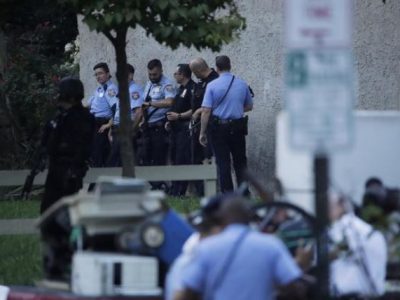 Filadelfia, si barrica in casa sparando: feriti sei poliziotti