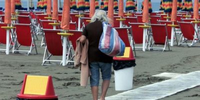 Maltempo e crisi svuotano le spiagge con un cal...