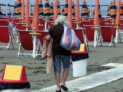 Maltempo e crisi svuotano le spiagge con un calo fino al 25%
