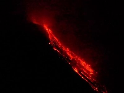 Stromboli, nuova eruzione nella notte con una coltre di cenere sulle case