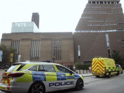 Londra, bimbo spinto giù dal decimo piano: arrestato un 17enne