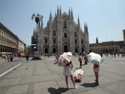 Molesta due turiste francesi dopo averle ospitate in casa: denunciato