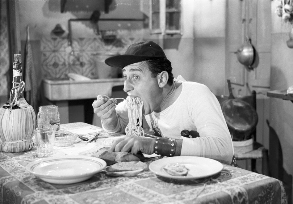 Alberto Sordi nella scena del "Maccarone" nel film "Un americano a Roma"