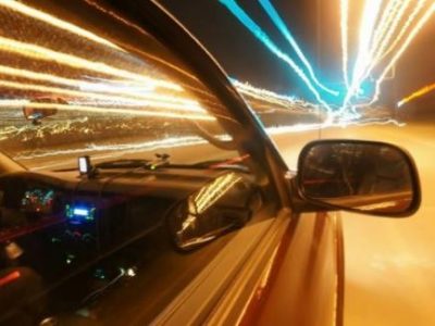 Il bimbo tedesco di 8 anni si rimette alla guida dell’auto ma tampona un tir