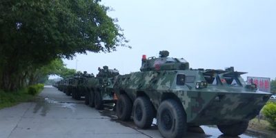 Blindati cinesi in uno stadio a Shenzhen, pront...