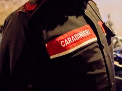 Cade da terrazza e muore uomo senza documenti d’identità