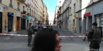 Fa esplodere bombolette da camping davanti alla...