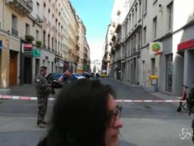 Fa esplodere bombolette da camping davanti alla Curia, tre ustionati